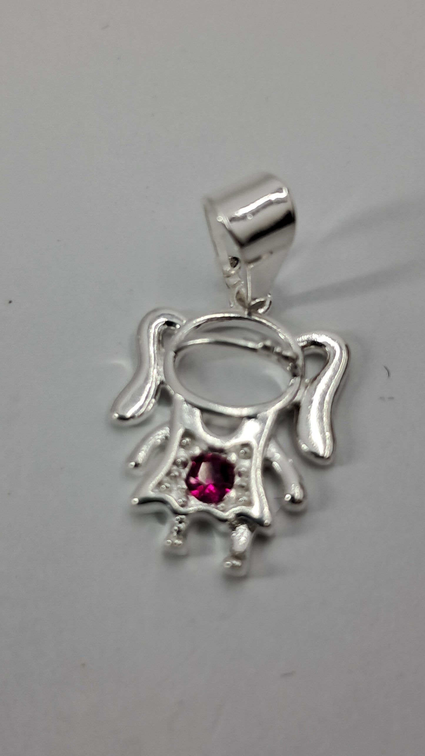 Dije Niña con Cristal Fucsia – Plata 925 - 22mm