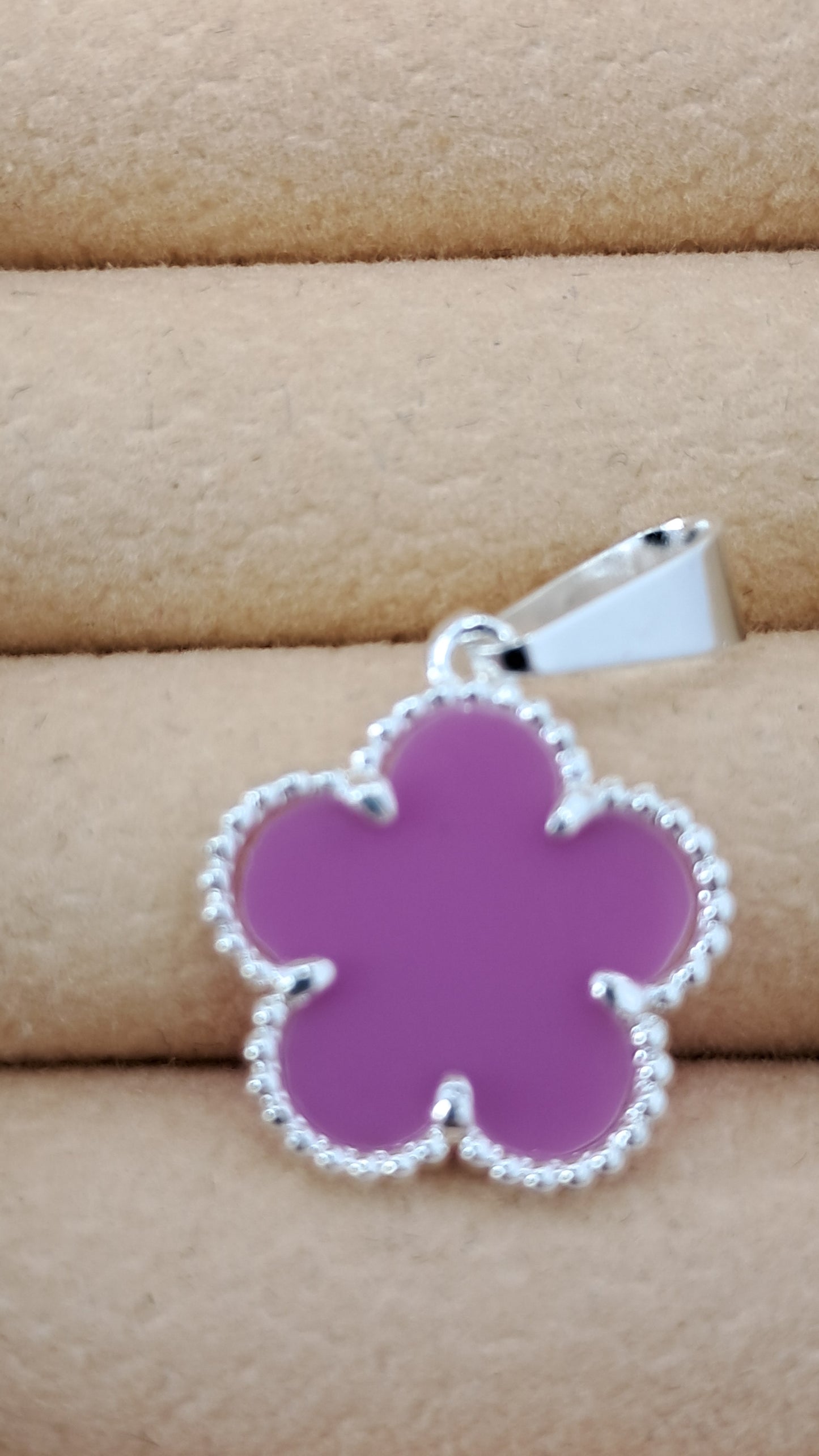 Dije Flor Lila Glow – Plata 925 (22 mm)