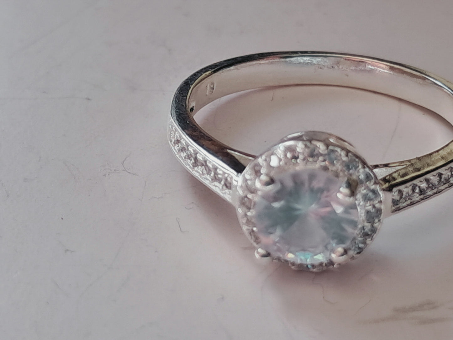 Anillo Plata 925 con Circón Central Transparente