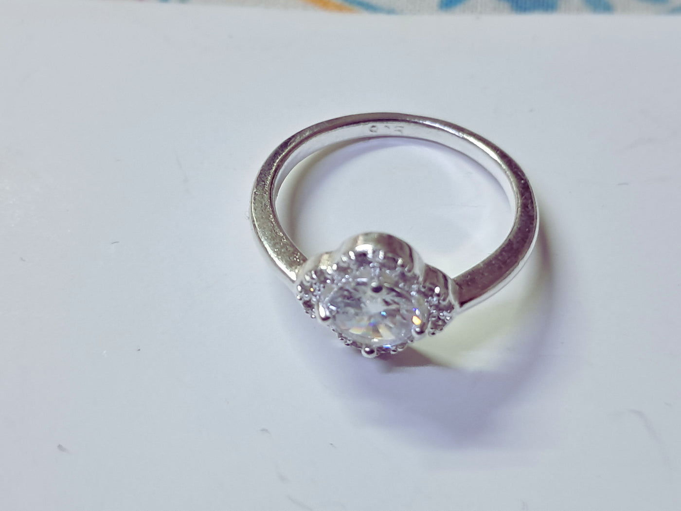 Anillo Solitario con Halo de Circonias