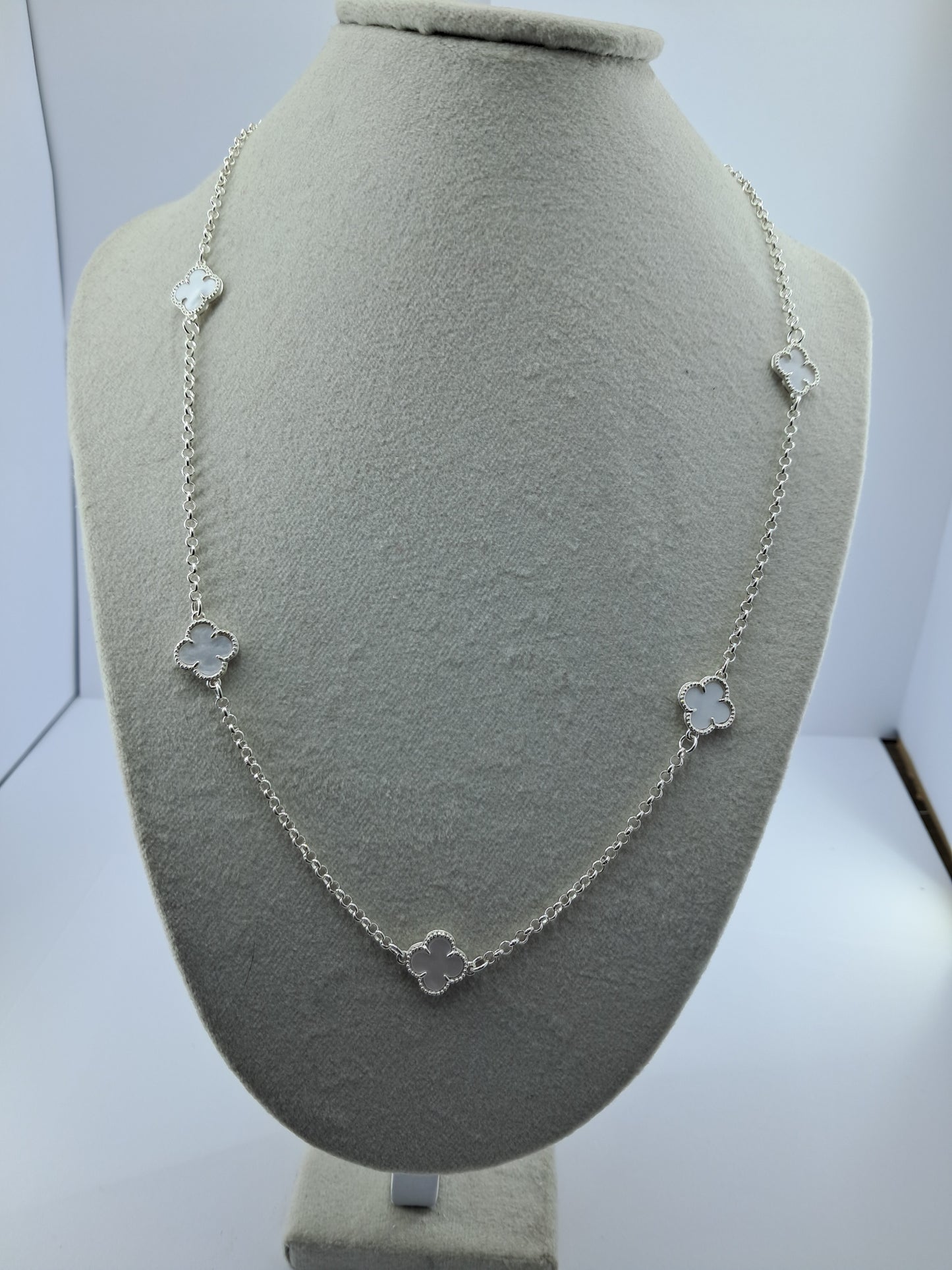 Collar “Trébol Blanco”