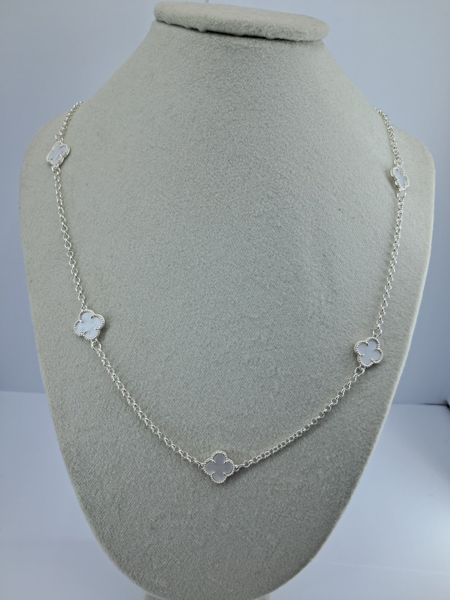 Collar “Trébol Blanco”