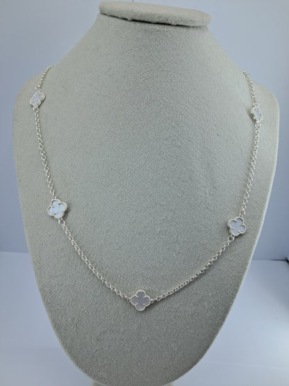 Collar “Trébol Blanco”