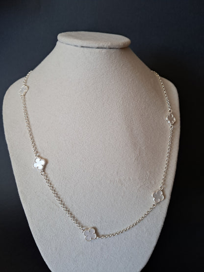 Collar “Trébol Blanco”