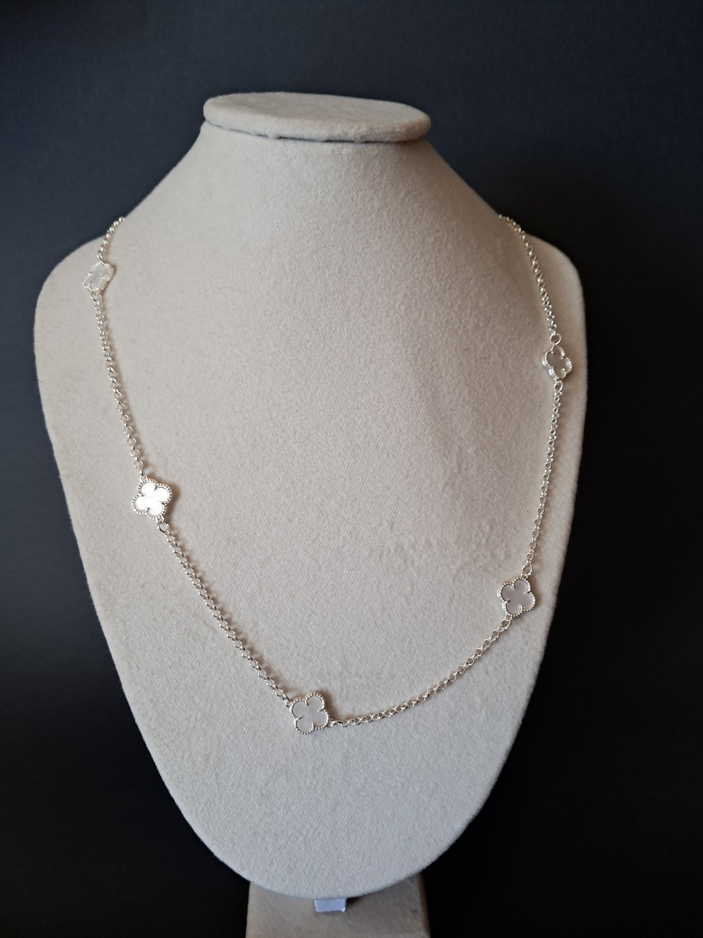 Collar “Trébol Blanco”