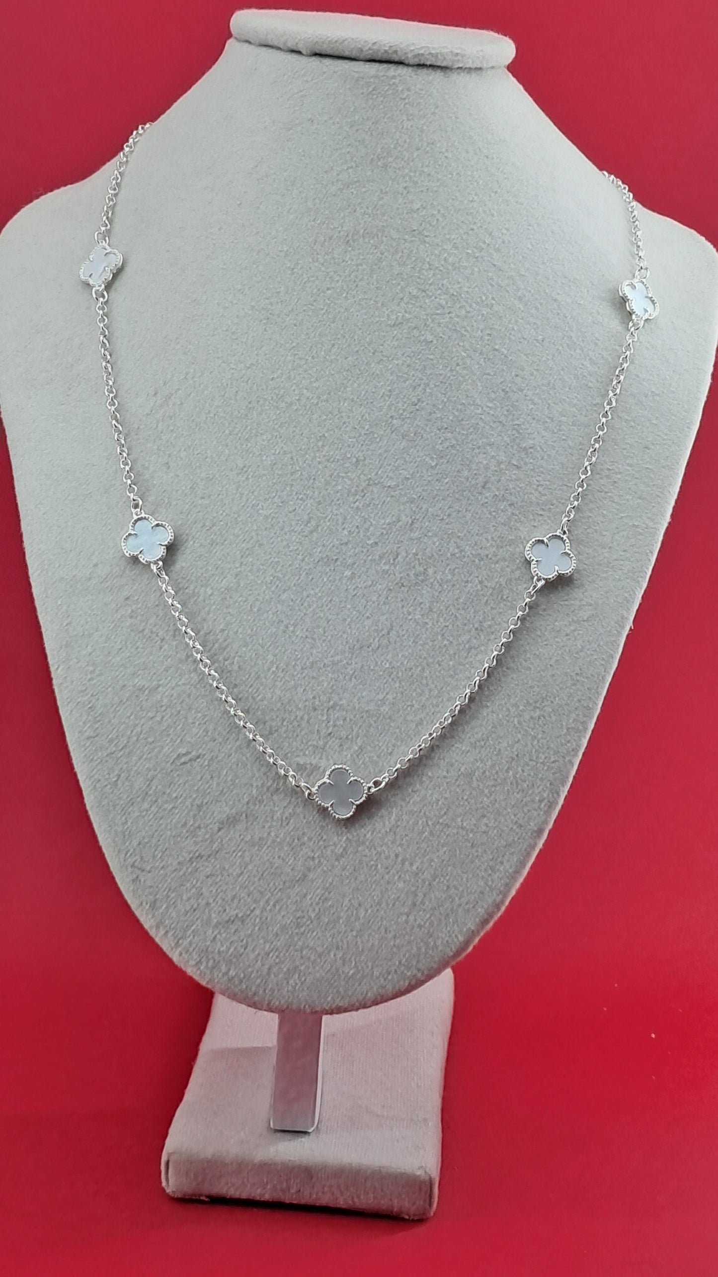 Collar “Trébol Blanco”