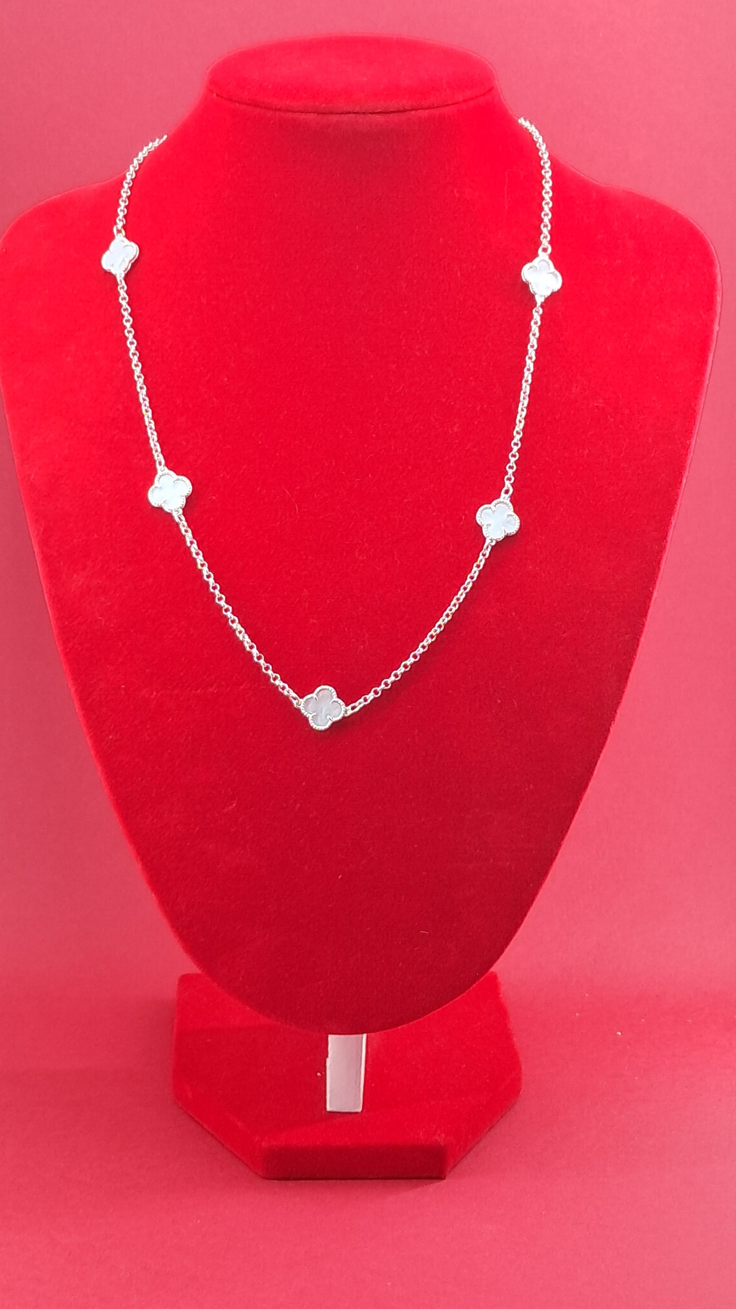 Collar “Trébol Blanco”