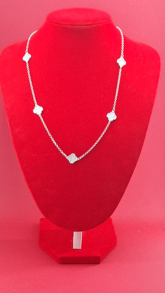 Collar “Trébol Blanco”