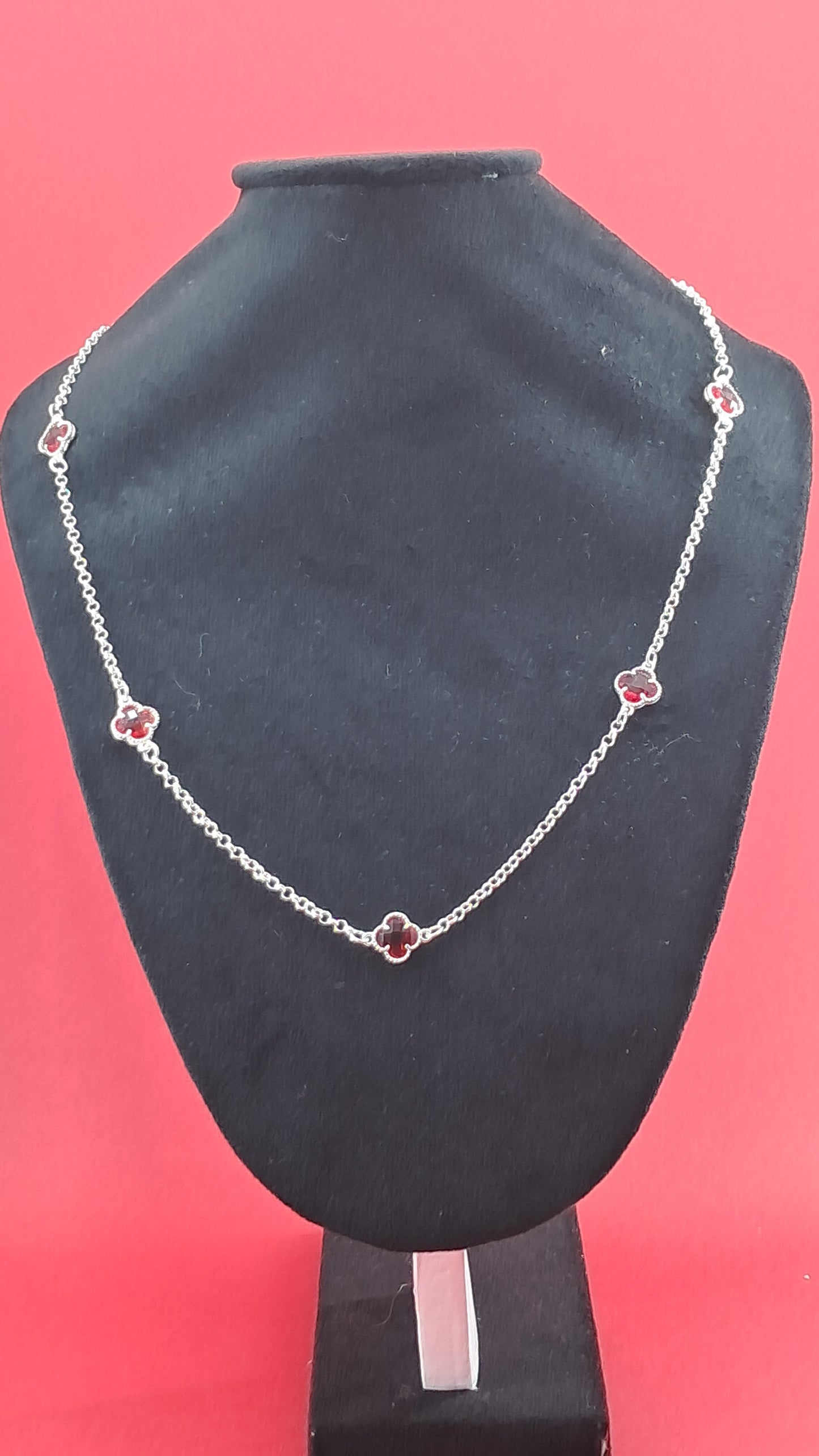 Collar “Trébol Rojo”