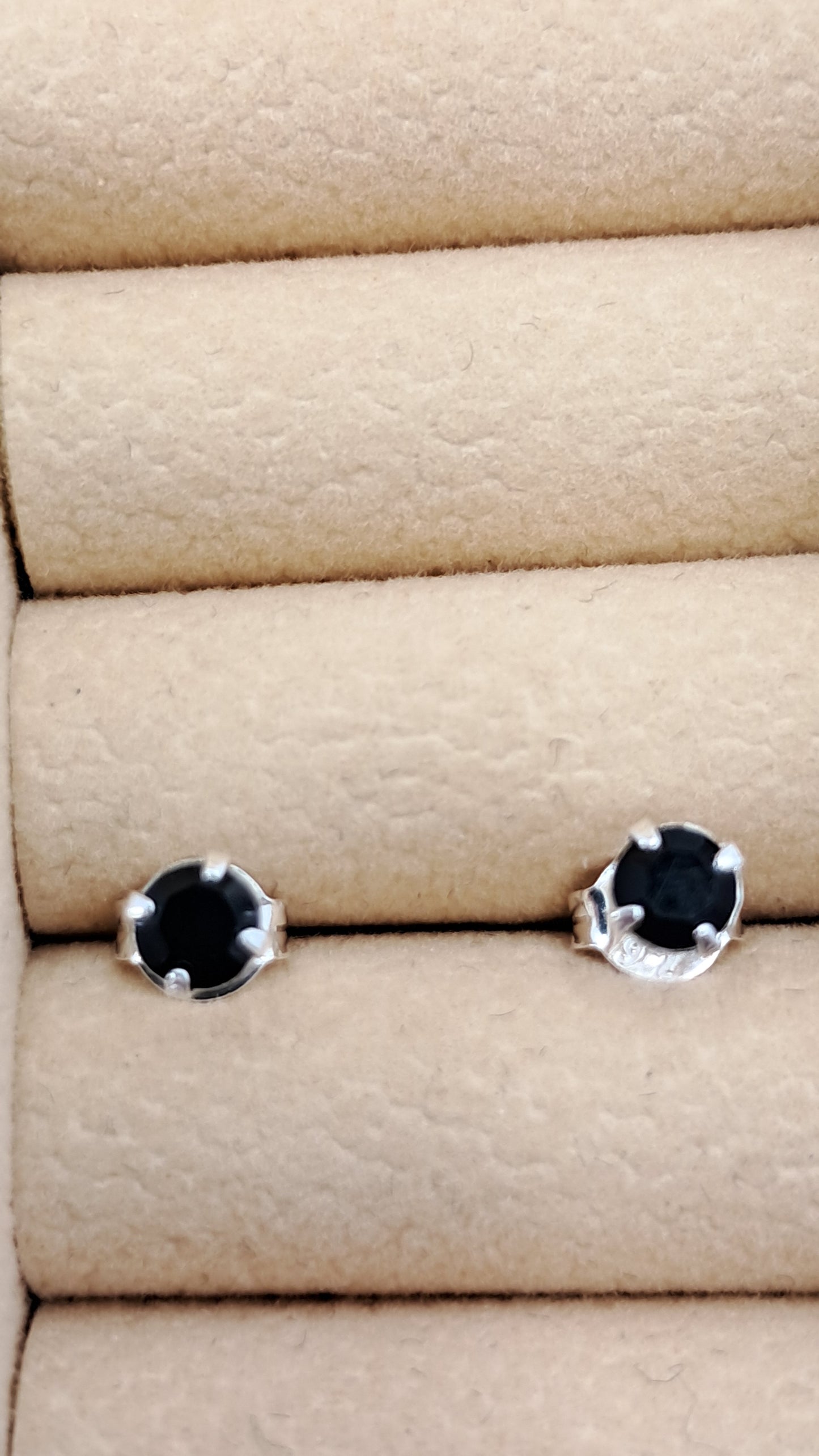 Studs Midnight Solitario - Plata 925
