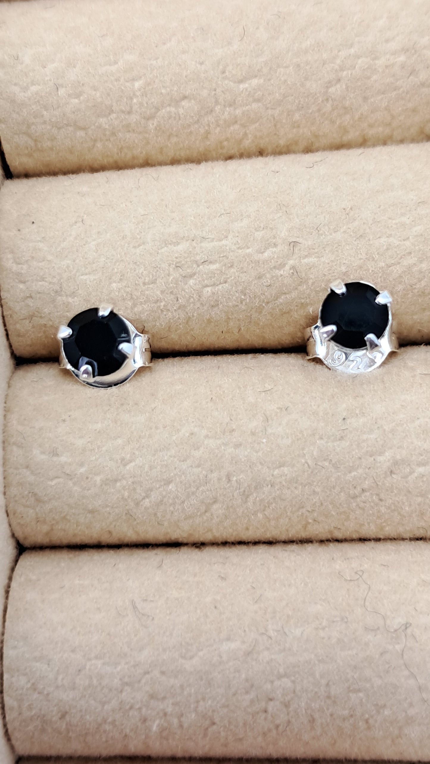 Studs Midnight Solitario - Plata 925