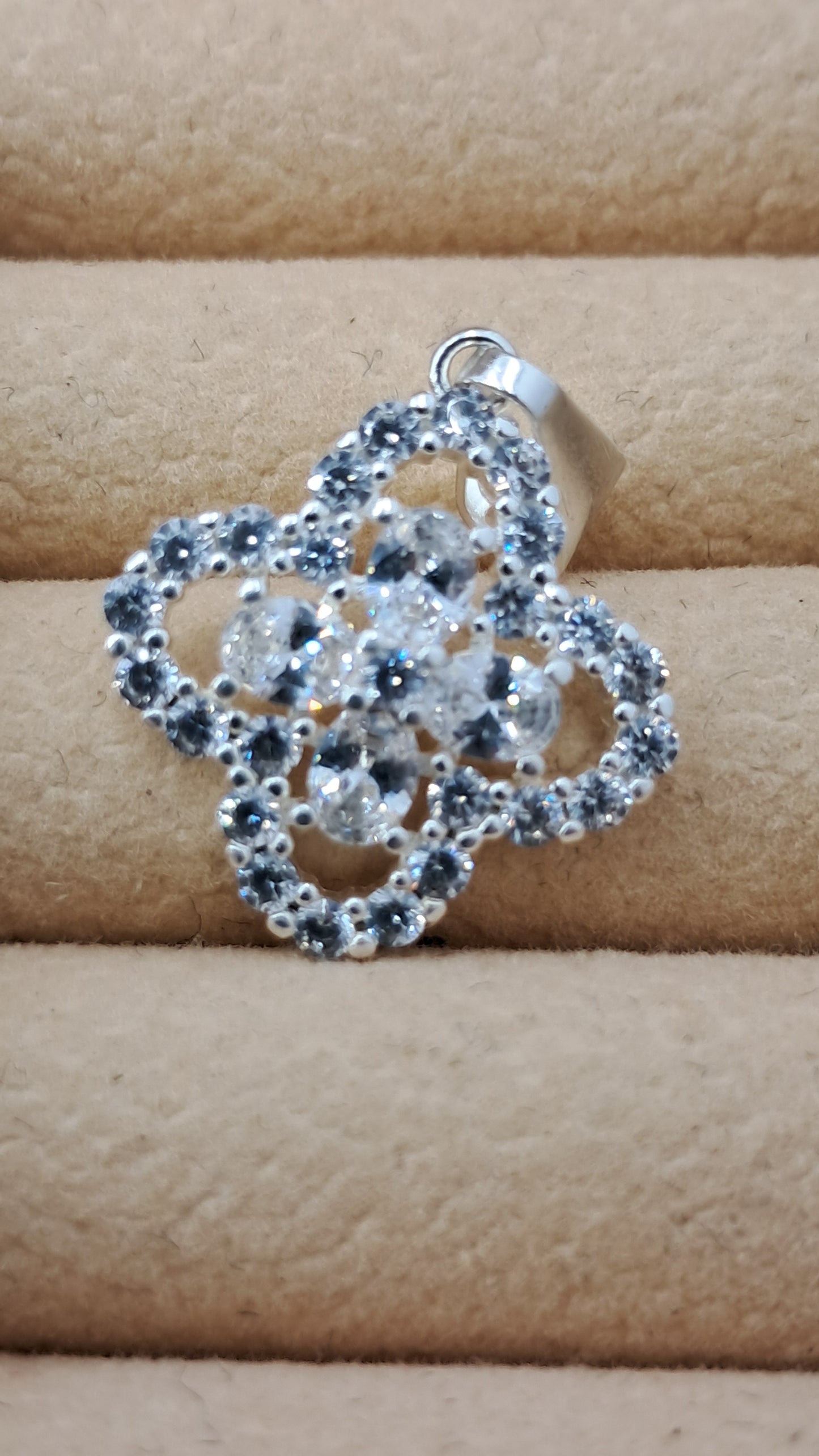 Dije Flor de Brillo Total – Plata 925 (25 mm)