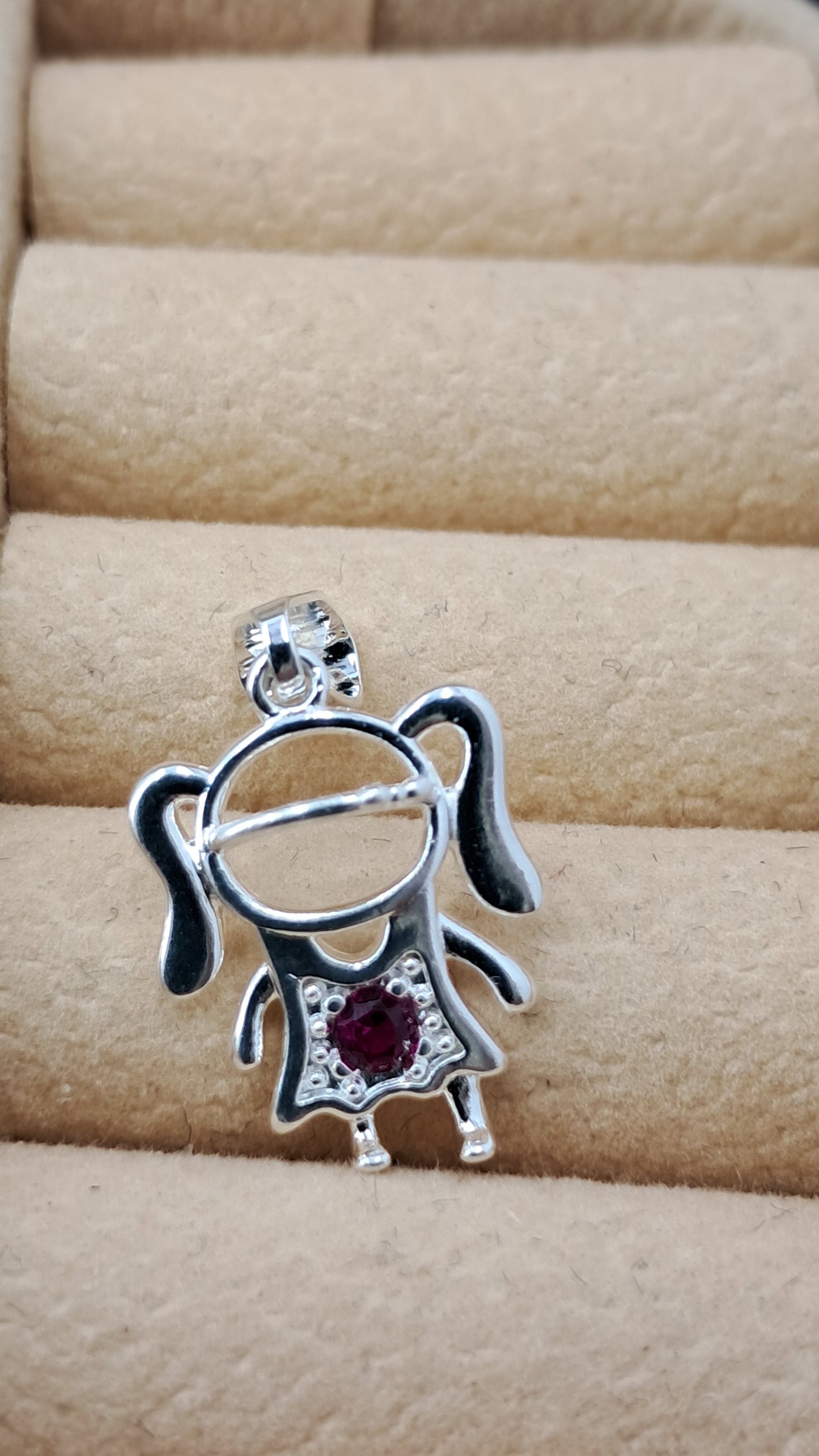 Dije Niña con Cristal Fucsia – Plata 925 - 22mm