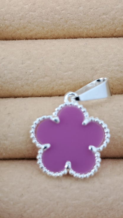 Dije Flor Lila Glow – Plata 925 (22 mm)