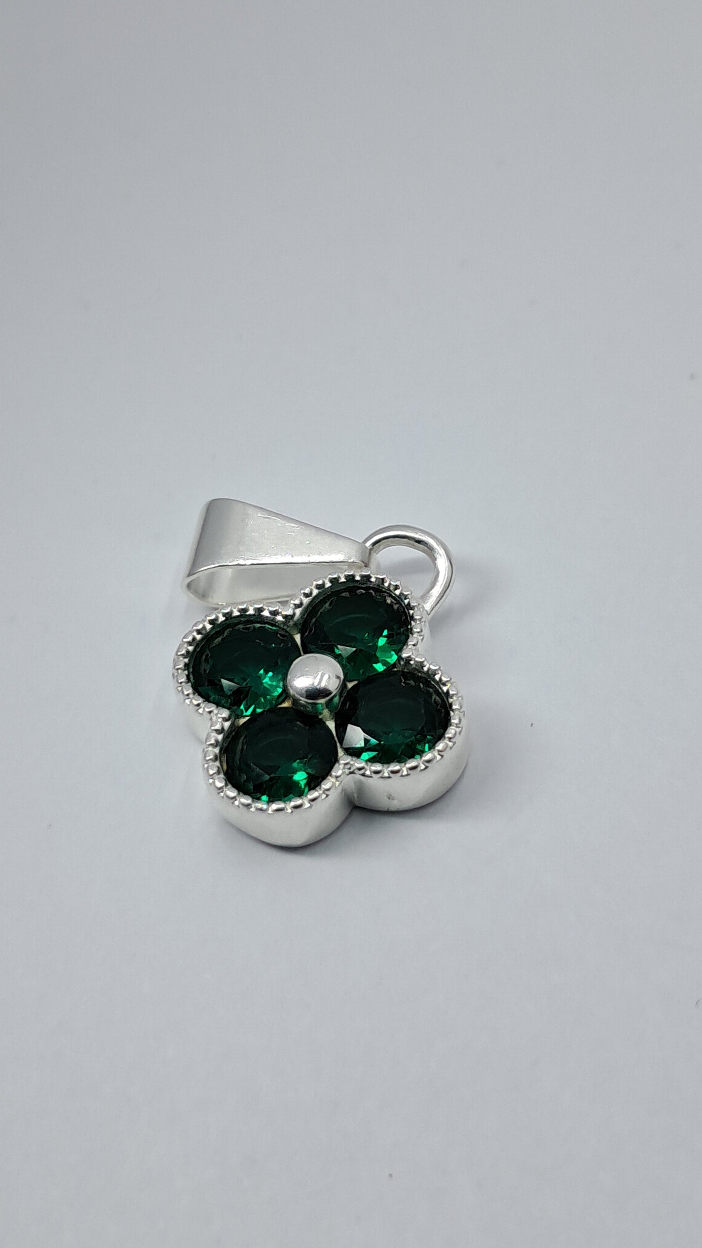 Dije Flor Esmeralda Brillante – Plata 925 - 23 mm