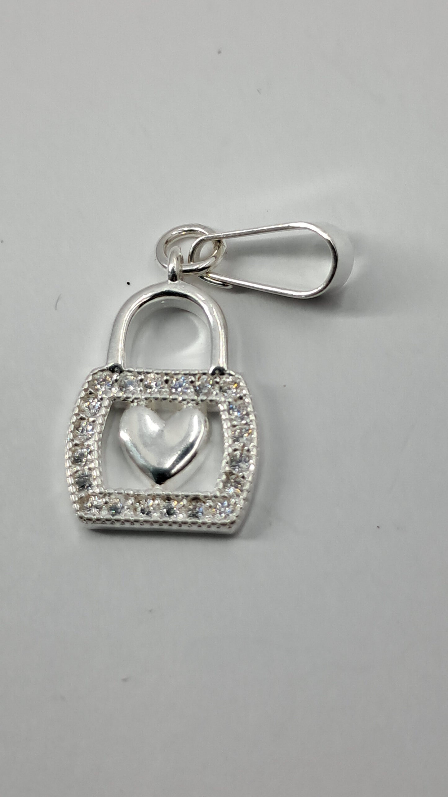 Dije Candado con Corazón Brillante – Plata 925 (24 mm)