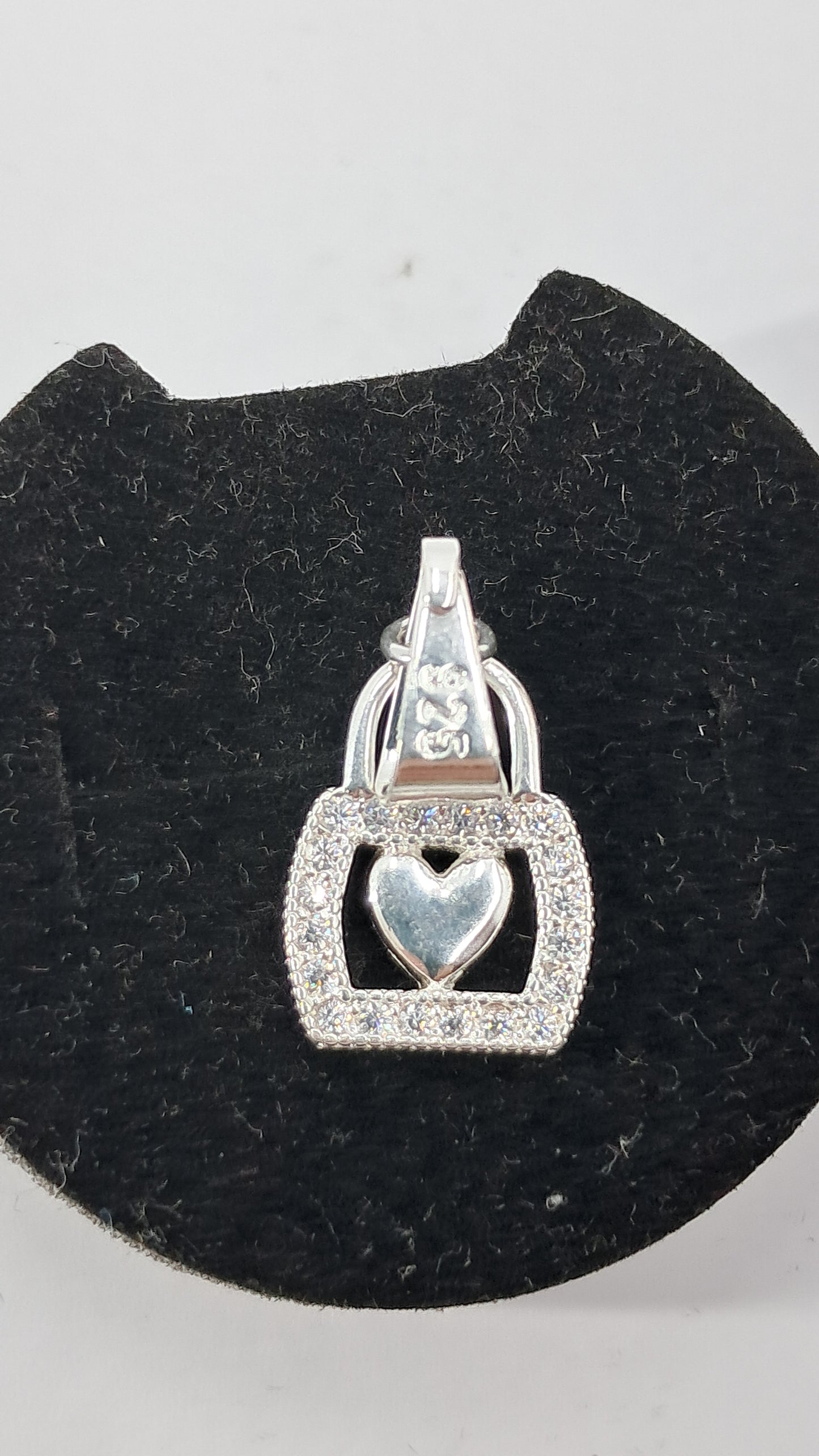 Dije Candado con Corazón Brillante – Plata 925 (24 mm)