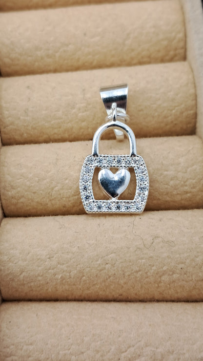 Dije Candado con Corazón Brillante – Plata 925 (24 mm)