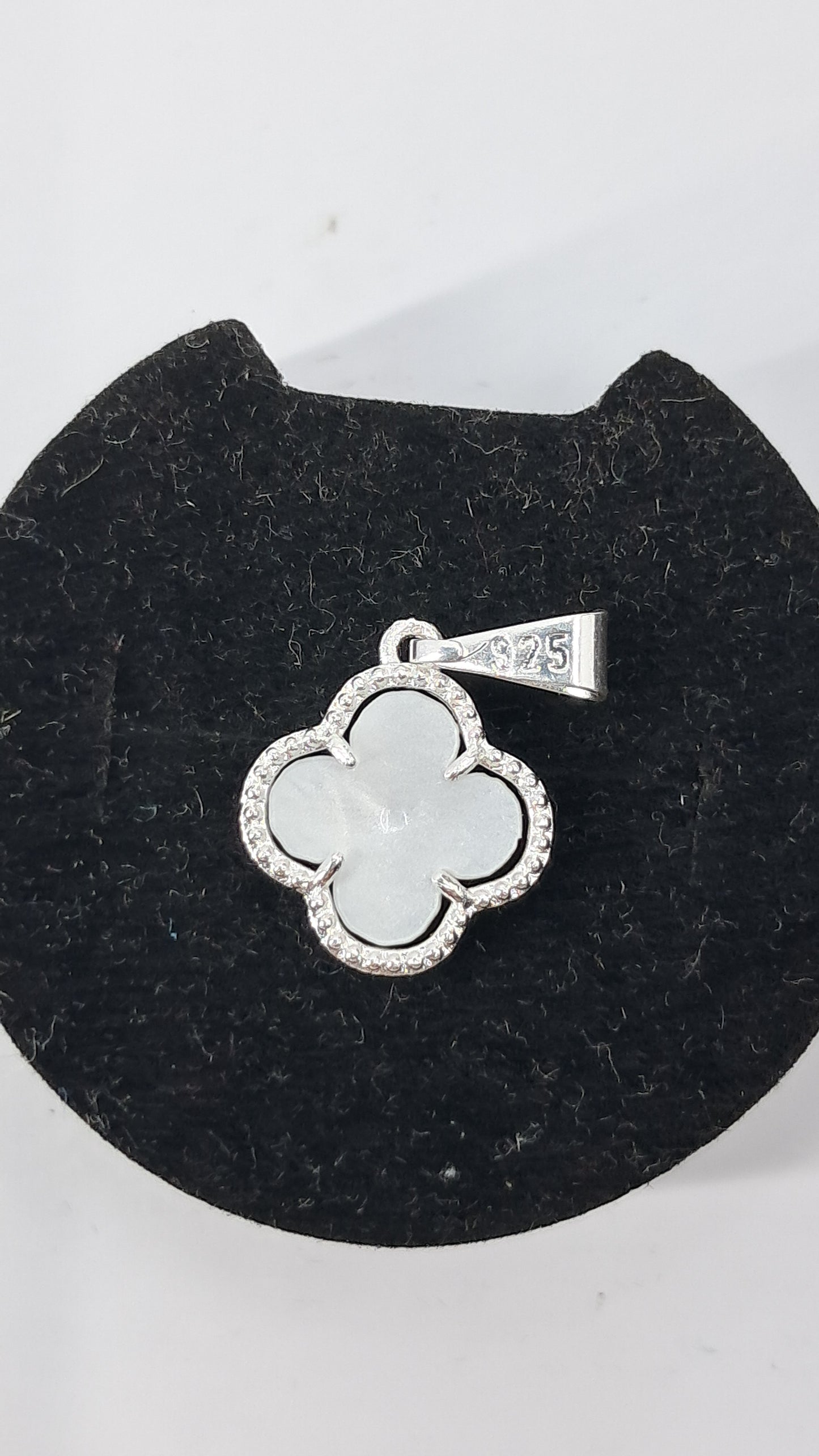 Dije Flor Nácar Blanca – Plata 925 (19 mm)