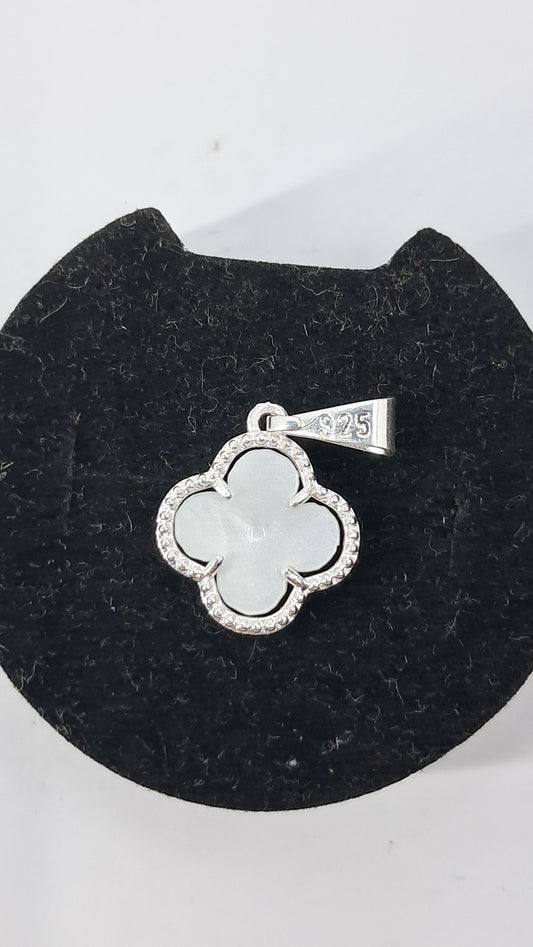 Dije Flor Nácar Blanca – Plata 925 (19 mm)