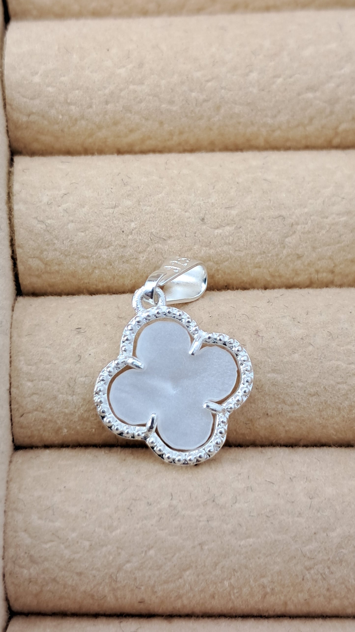 Dije Flor Nácar Blanca – Plata 925 (19 mm)