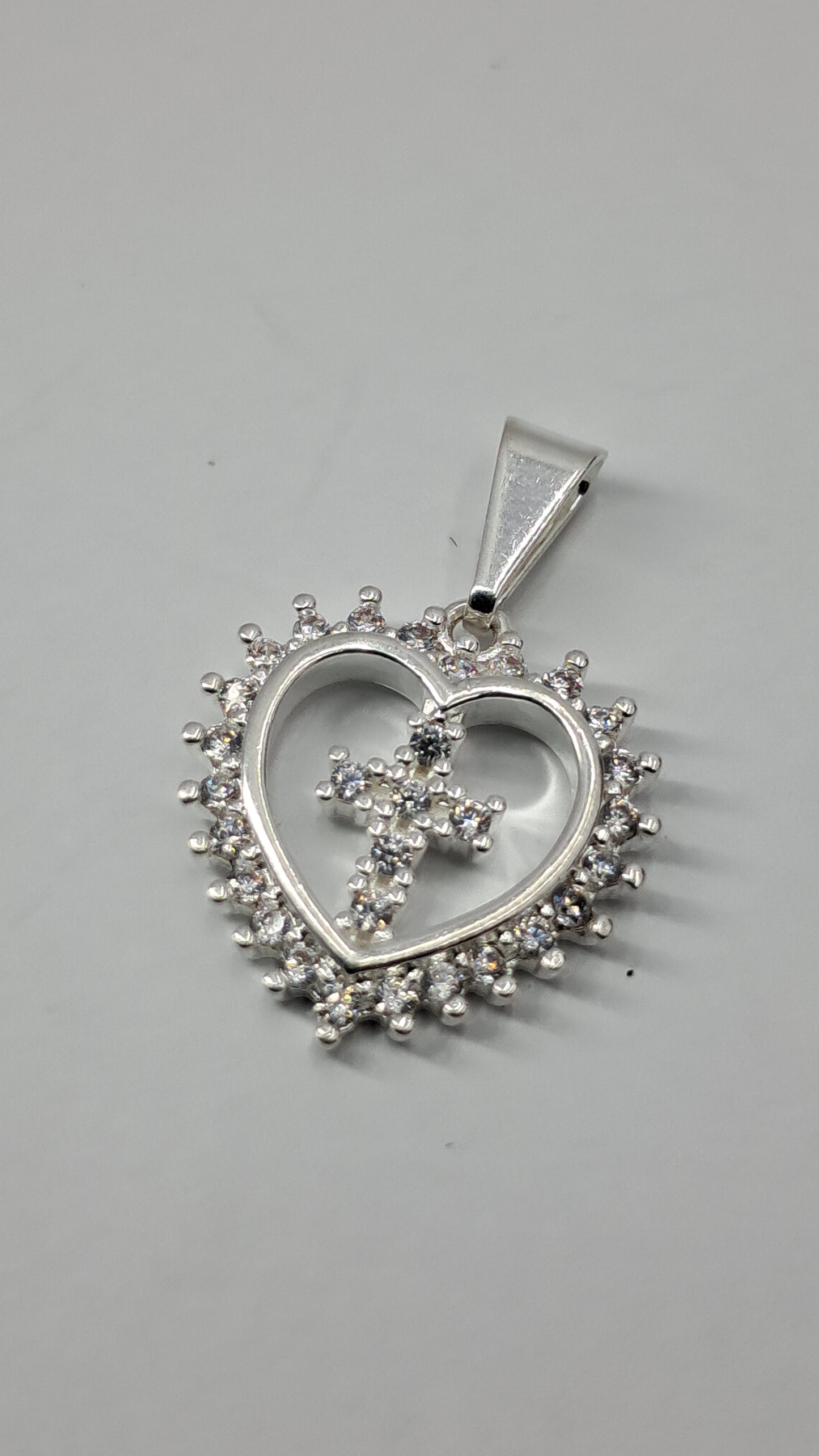 Dije Corazón con Cruz Brillante – Plata 925 (20 mm)