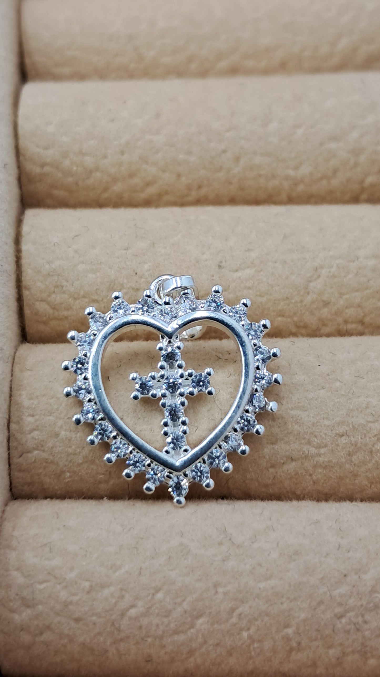 Dije Corazón con Cruz Brillante – Plata 925 (20 mm)
