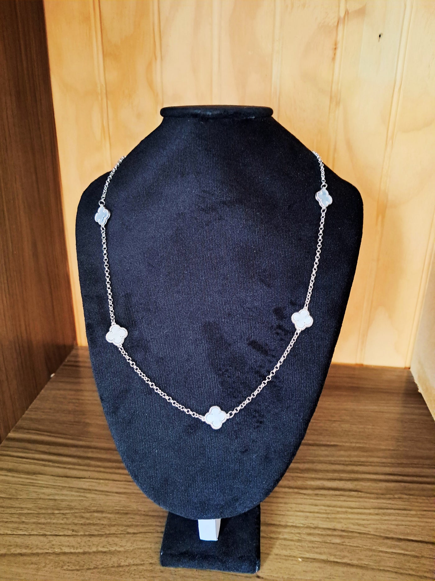 Collar “Trébol Blanco”