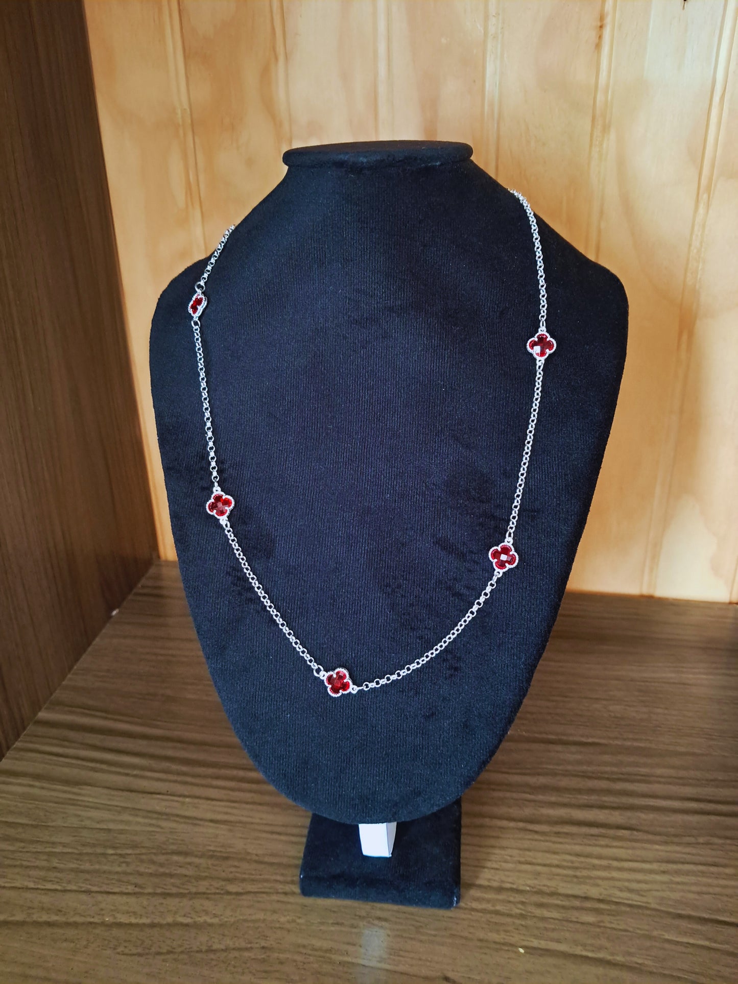 Collar “Trébol Rojo”