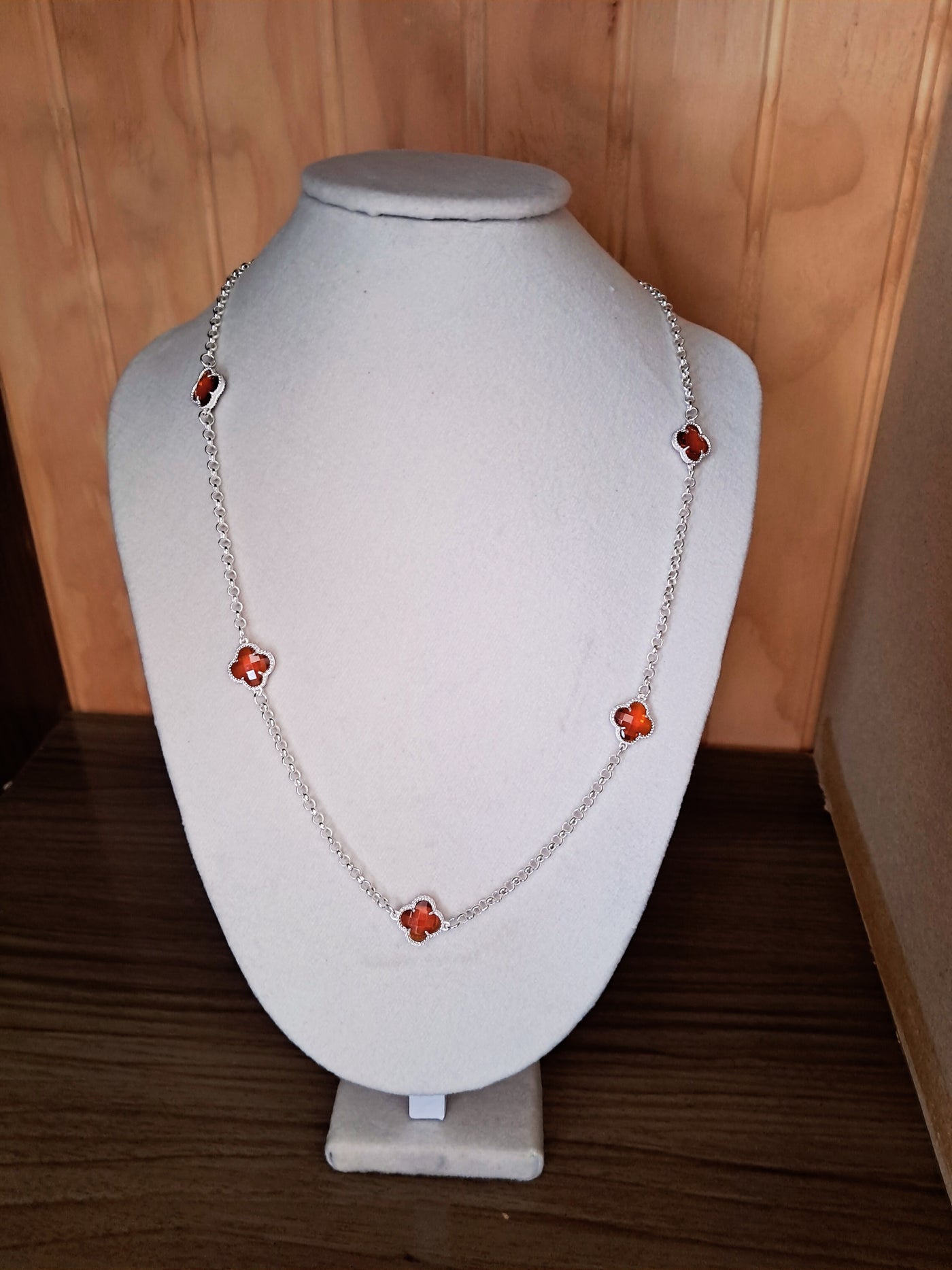 Collar “Trébol Marrón”