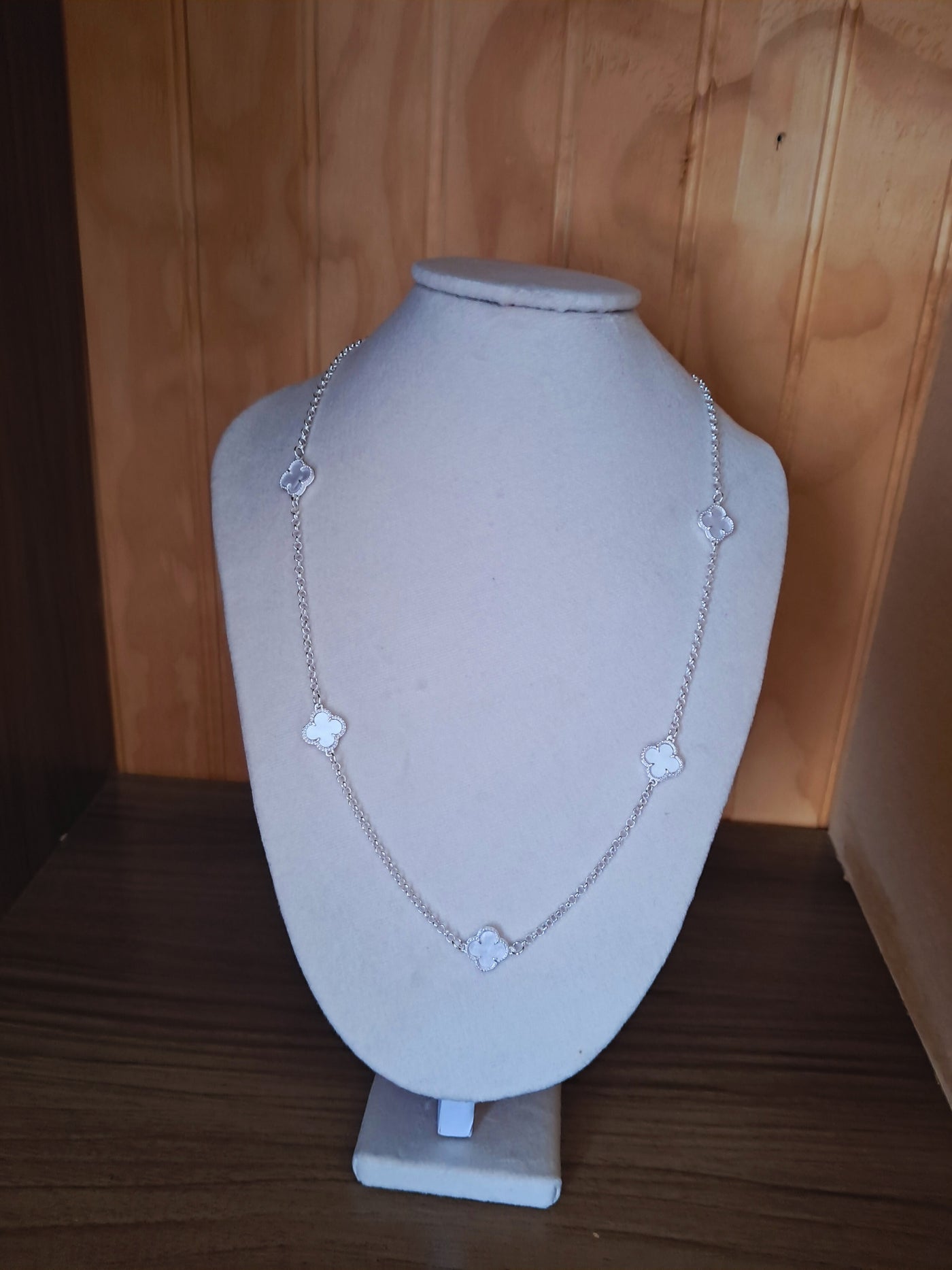 Collar “Trébol Blanco”