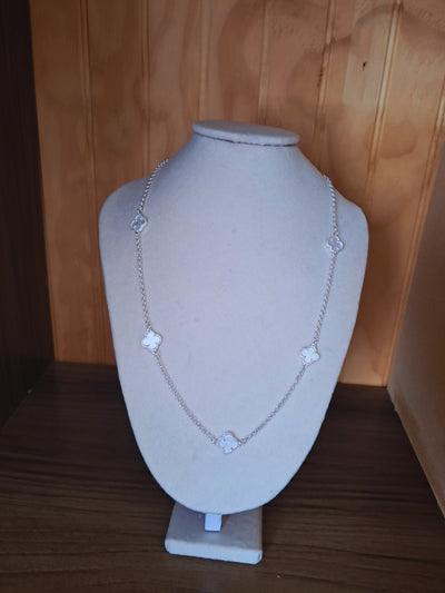 Collar “Trébol Blanco”