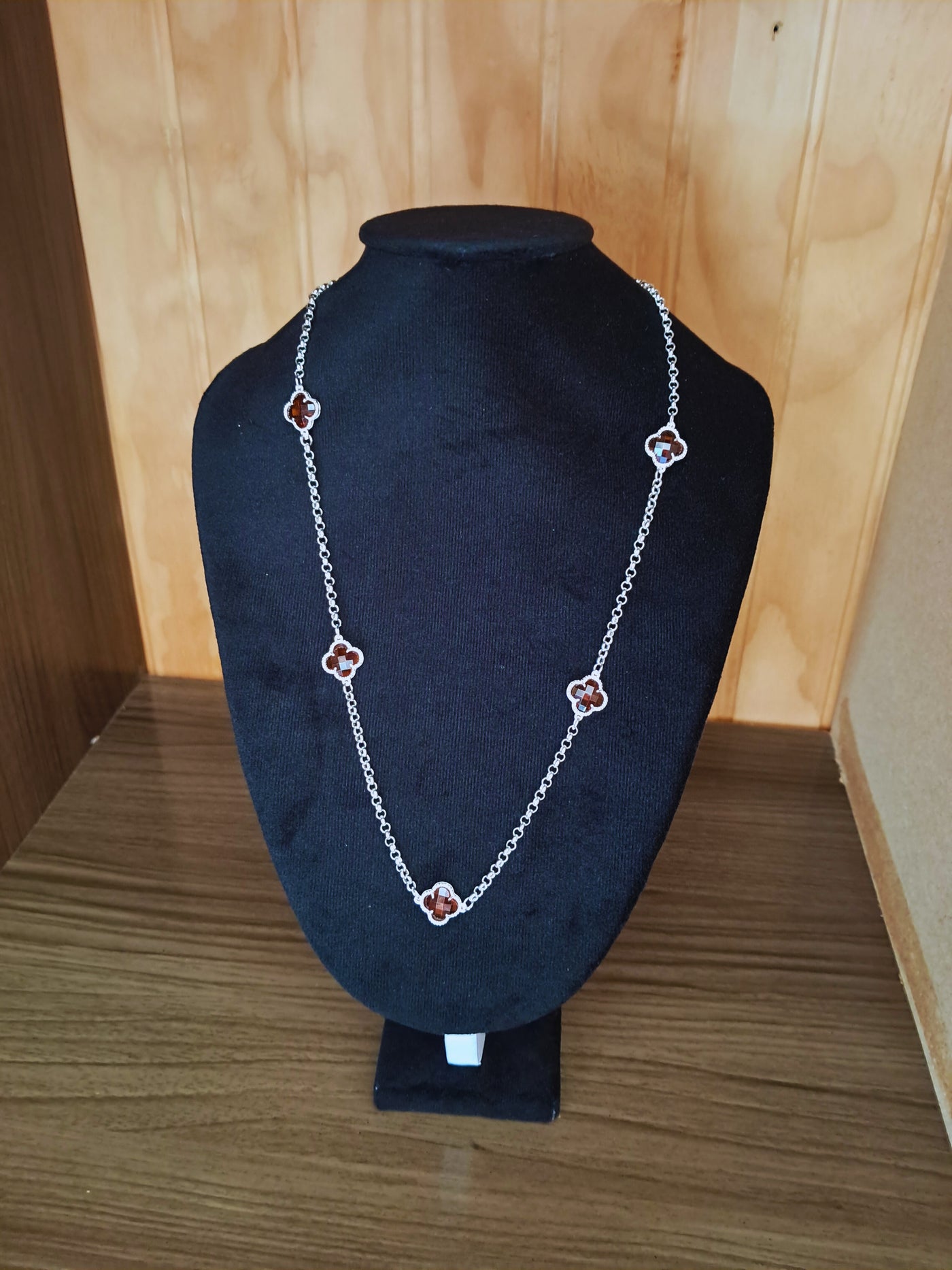 Collar “Trébol Marrón”